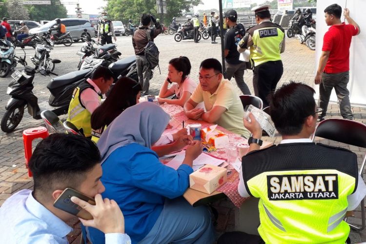 Sejumlah pelanggar razia pajak di Penjaringan mengurus pembayaran pajaknya di hadapan petugas Samsat Jakarta Utara, Rabu (21/11/2018).