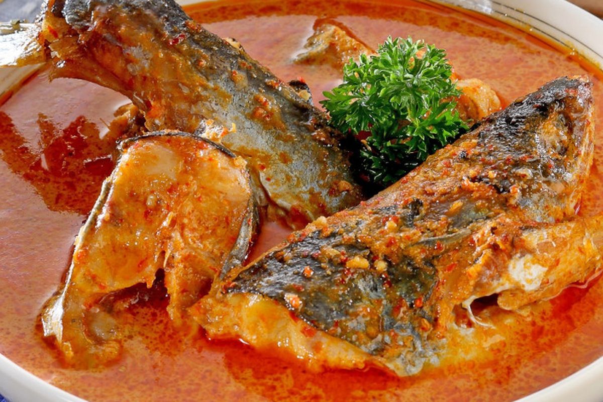 Semangkuk gulai ikan dengan kuah santan kental, rempah khas