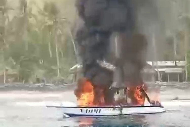 Detik-Detik Boat Snorkeling Terbakar di Bali: Terdengar Ledakan Keras, 4 WN Rusia Melompat ke Laut