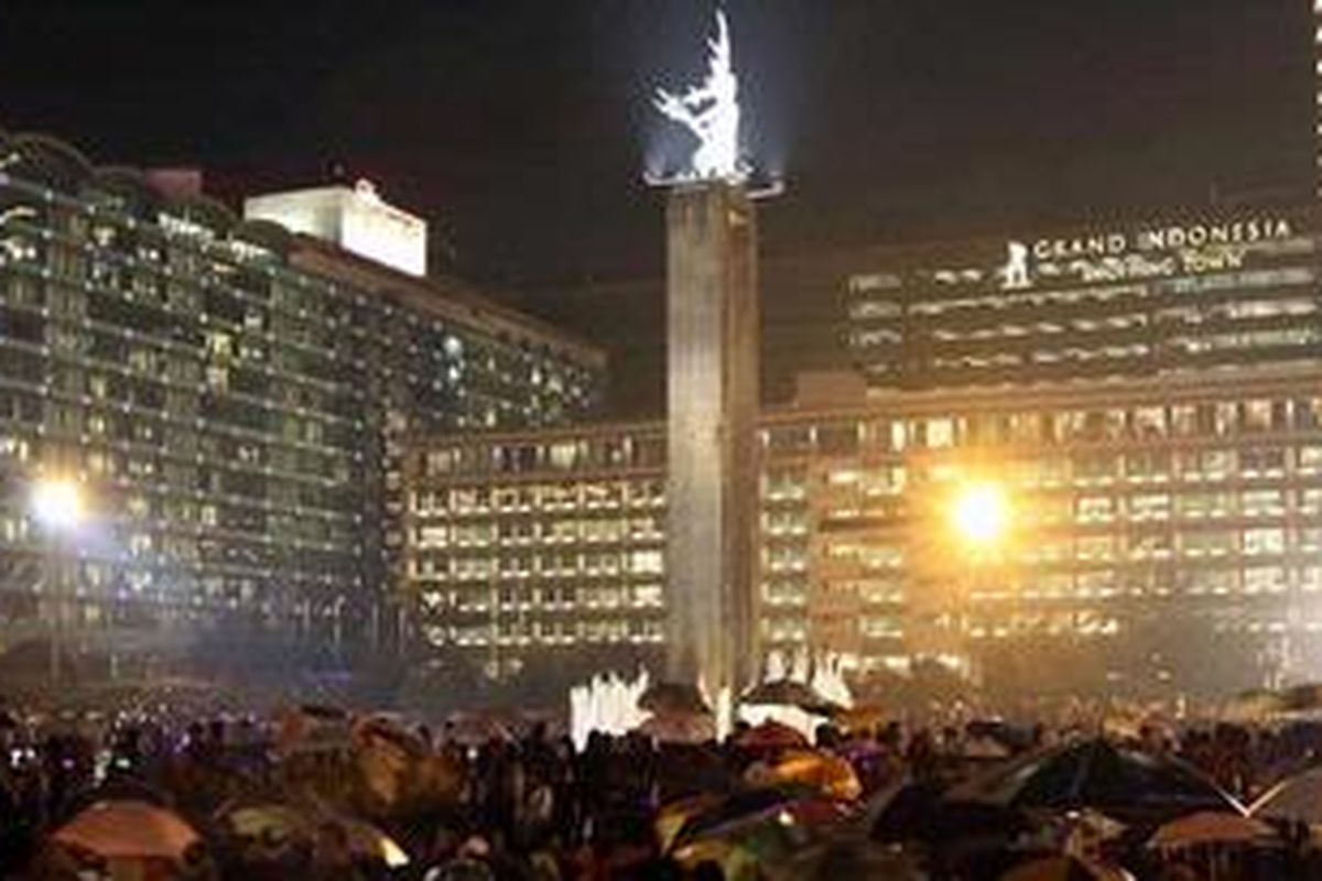 Suasana di kawasan Bundaran Hotel Indonesia saat Car Free Night dalam rangka gelaran Jakarta Night Festival menjelang perayaan Tahun Baru 2013, Senin (31/12/2012) malam. Sebanyak 16 panggung disiapkan di sepanjang Jalan Jenderal Sudirman - MH Thamrin untuk menghibur warga di malam pergantian tahun. (Tribun Jakarta/Jeprima)