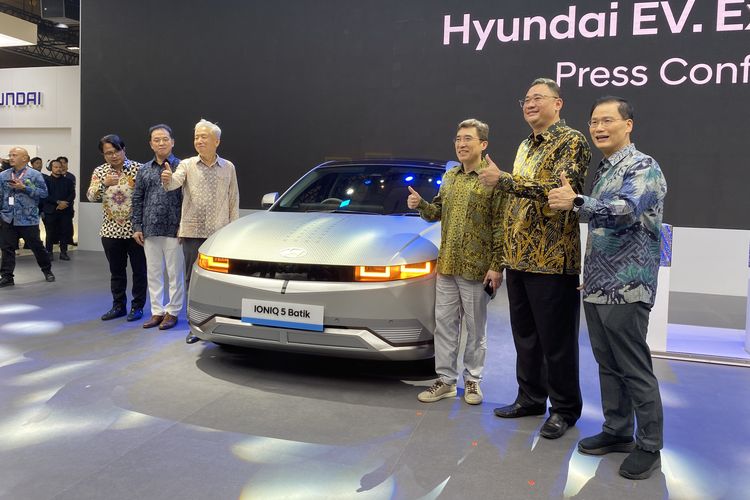 Hyundai Ioniq 5 Batik resmi meluncur di IIMS 2024. Mobil listrik ini dikhususkan untuk kolektor