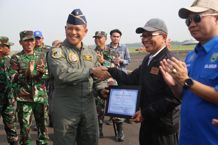 Sekretaris Daerah (Sekda) Provinsi  Sumatera Selatan (Sumsel) Supriono menerima penghargaan sebagai   Warga  Kehormatan Pangkalan Angkatan Udara (Lanud) Sri Mulyono Herlambang (SMH).
