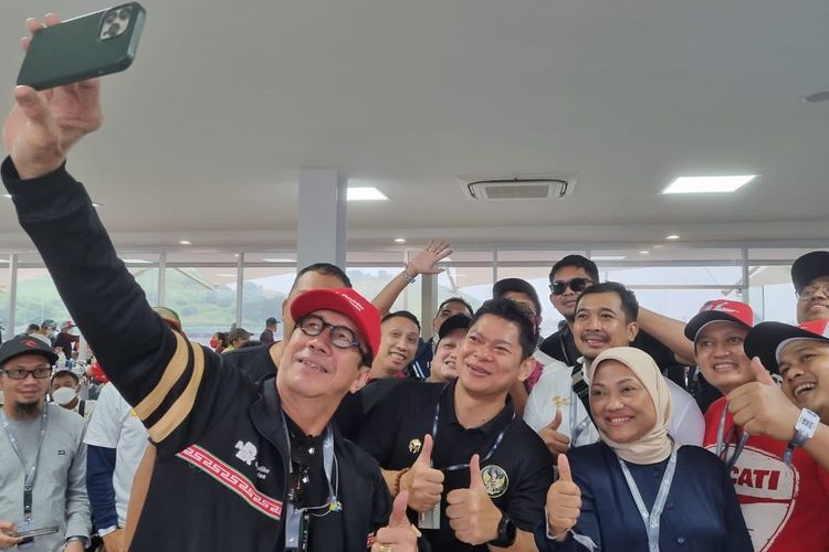 Menteri Ketenagakerjaan Ida Fauziyah menonton langsung ajang MotoGP di Pertamina Mandalika International Street Circuit, Nusa Tenggara Barat (NTB), Minggu (20/3/2022).