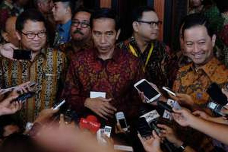 Presiden Joko Widodo menemui wartawan sebelum pembukaan acara IESE (Indonesia Ecommerce Summit and Expo), di Indonesia Convention Exibition, Serpong, Banten, Rabu (27/4/2016).