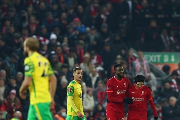 Penyerang Liverpool Takumi Minamino merayak gol bersama rekannya Divock Origi dalam laga lanjutan Piala FA kontra Norwich City di Stadion Anfield, Kamis (3/3/2022) dini hari WIB.