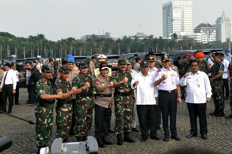 Kapolri Jenderal Pol Tito Karnavian bersama Panglima TNI Marsekal Hadi Tjahjanto, Menteri PUPR  Basuki Hadimoeljono, Gubernur DKI Anies Baswedan berfoto bersama usai apel pasukan operasi Ketupat di Silang Monas, Jakarta, Senin (6/6/2018)