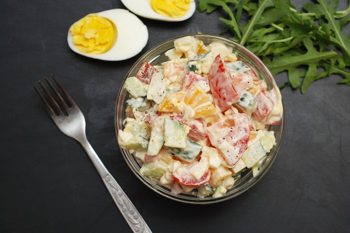 Ilustrasi salad sayur mayones. 