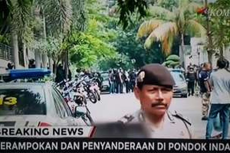 Polisi bersenjata lengkap mengepung rumah yang disandera kawanan perampok di Jalan Bukit Hijau 7, Pondok Indah, Jakarta Selatan.