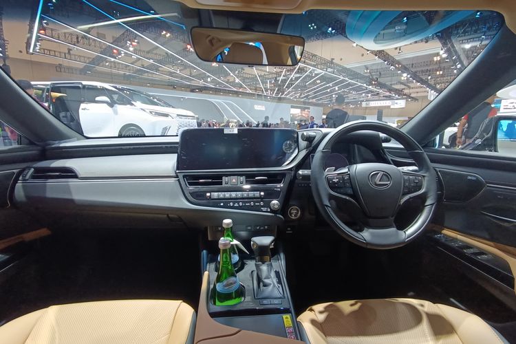 Lexus ES 300h Ultra Luxury di GIIAS 2023