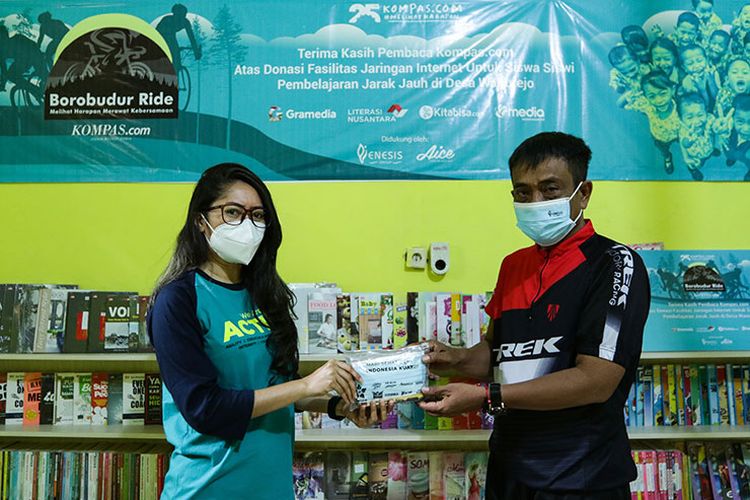 Head of Public Relation Enesis Group Elkana Lewerissa memberikan bantuan secara simbolis pada ajang Borobudur Ride (Boride) 2020, Minggu (22/11/2020) 