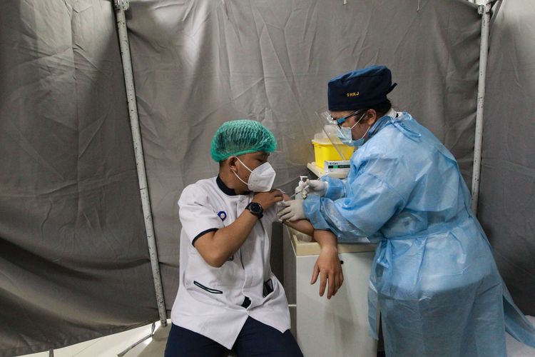 Vaksinasi Covid-19 untuk tenaga kesehatan RS Siloam Kebon Jeruk, Jakarta, Kamis (14/1/20210). Vaksinasi tahap awal akan menargetkan 1,48 juta tenaga kesehatan yang dijadwalkan berlangsung dari Januari hingga Februari 2021.