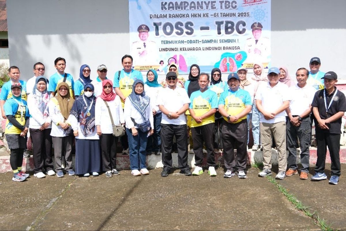Bupati Pemalang Anom Widyantoro beserta jajaran pada acara Kampanye Temukan, Obat, Sampai Sembuh (TOSS) TBC dalam rangka memperingati Hari Kesehatan Nasional (HKN) Ke-61 2025 di Kecamatan Watukumpul, Kabupaten Pemalang, Jawa Tengah, Minggu (9/11/2025).