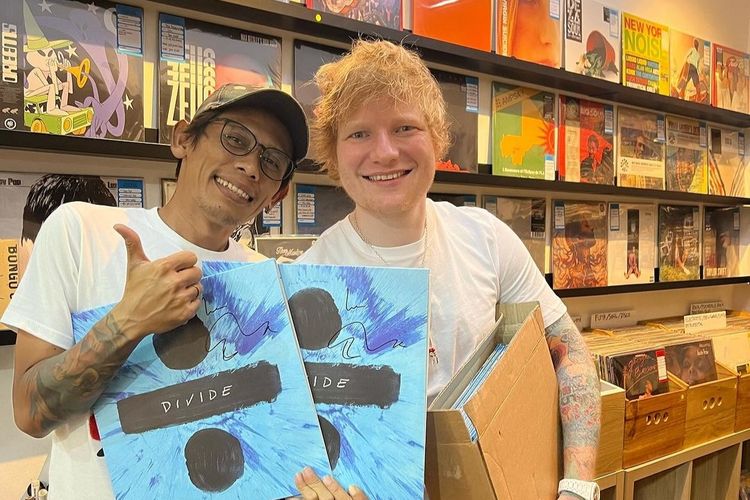 Penyanyi kenamaan asal Inggris Ed Sheeran saat memberikan vinyl secara cuma-cuma ke pemilik toko Jajan Kaset di Pasar Santa, Jakarta Selatan, Sabtu (2/3/2024). 