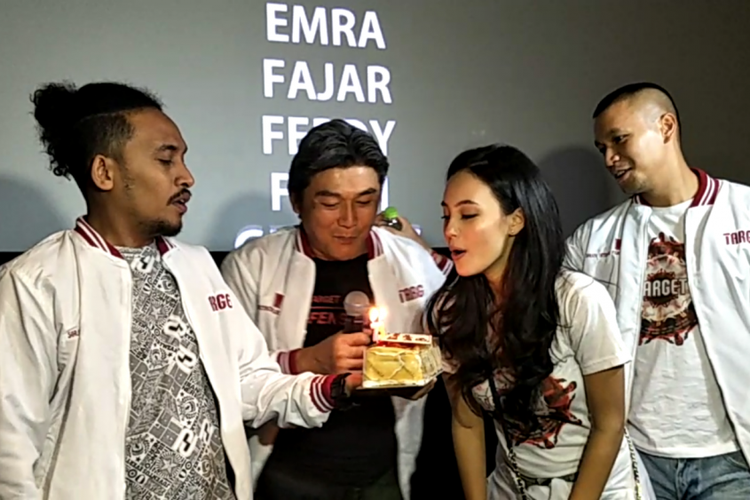 Samuel Rizal (kanan), Abdur Arsyad (kiri), dan Willy Dozan (kedua dari kiri) memberi kejutan ulang tahun untuk Anggika Bolsterli di tengah promosi film Target di Studio 2  Blok M Square XXI, Jakarta Selatan, Kamis (21/6/2018). 