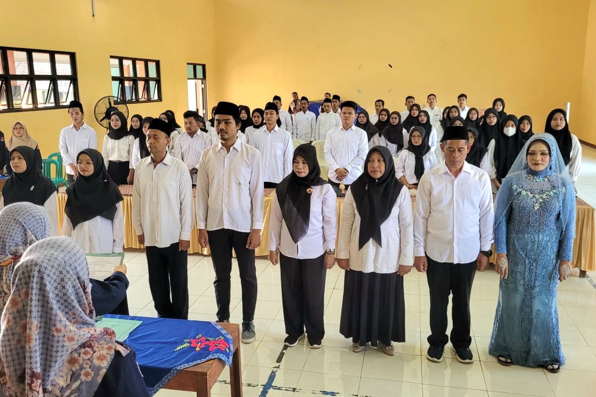 Pakai Gaun Pengantin, Anggota KPPS di Banyumas Ikut Pelantikan di Tengah Prosesi Pernikahan