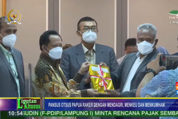 Tangkapan layar Menteri Dalam Negeri Tito Karnavian menerima usulan DIM dari Pansus DPR yang diwakili Ketua Pansus Komarudin Watubun dalam rapat Pansus DPR, Kamis (24/6/2021).