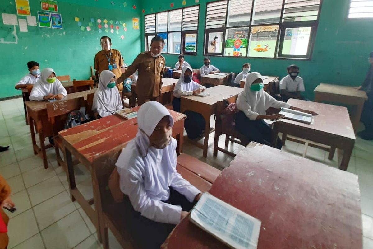 Wakil Wali Kota Serang Subadri saat meninjau pelaksanaan belajar tatap muka di SDN Curug