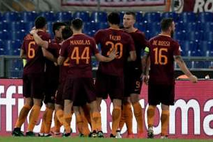 Penyerang AS Roma, Edin Dzeko (dua dari kanan) merayakan gol bersama rekan setim seusai mencetak gol pada pertandingan Serie A melawan Inter Milan di Stadion Olimpico, Minggu (2/10/2016).  