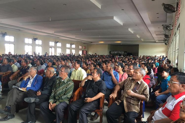 Suasana di dalam Wisma Mahinna, di Jalan Rela, Medan Selasa sore tadi (21/1/2020). Dalam pertemuan itu, mereka menyebut pemerintah lalai dalam penanganan terhadap ternak babi di Sumut dan meminta ganti rugi atas babi yang mati. Mereka juga menyebutkan akan turun ke Kantor Gubernur Sumut pada 3 Februari mendatang.