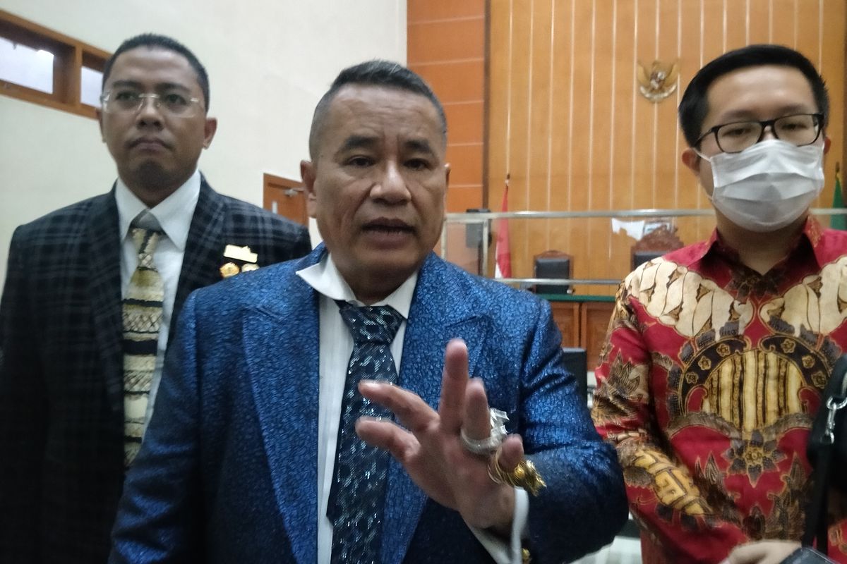 Hotman Paris Hutapea selaku kuasa hukum terdakwa peredaran narkotika jenis sabu Irjen Teddy Minahasa saat ditemui awak media usai menjalani persidangan di PN Jakarta Barat, Kamis (16/2/2023). 