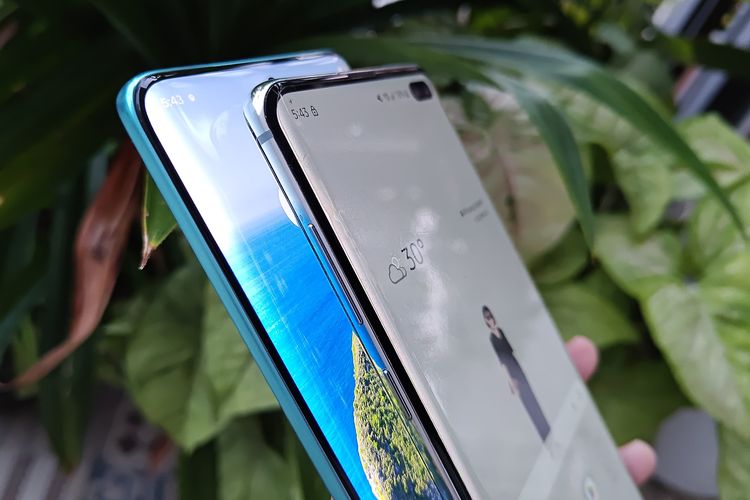 Kiri ke kanan: Perbandingan layar tepi melengkung Motorola Edge 60 Fusion dan Samsung Galaxy S10 Plus