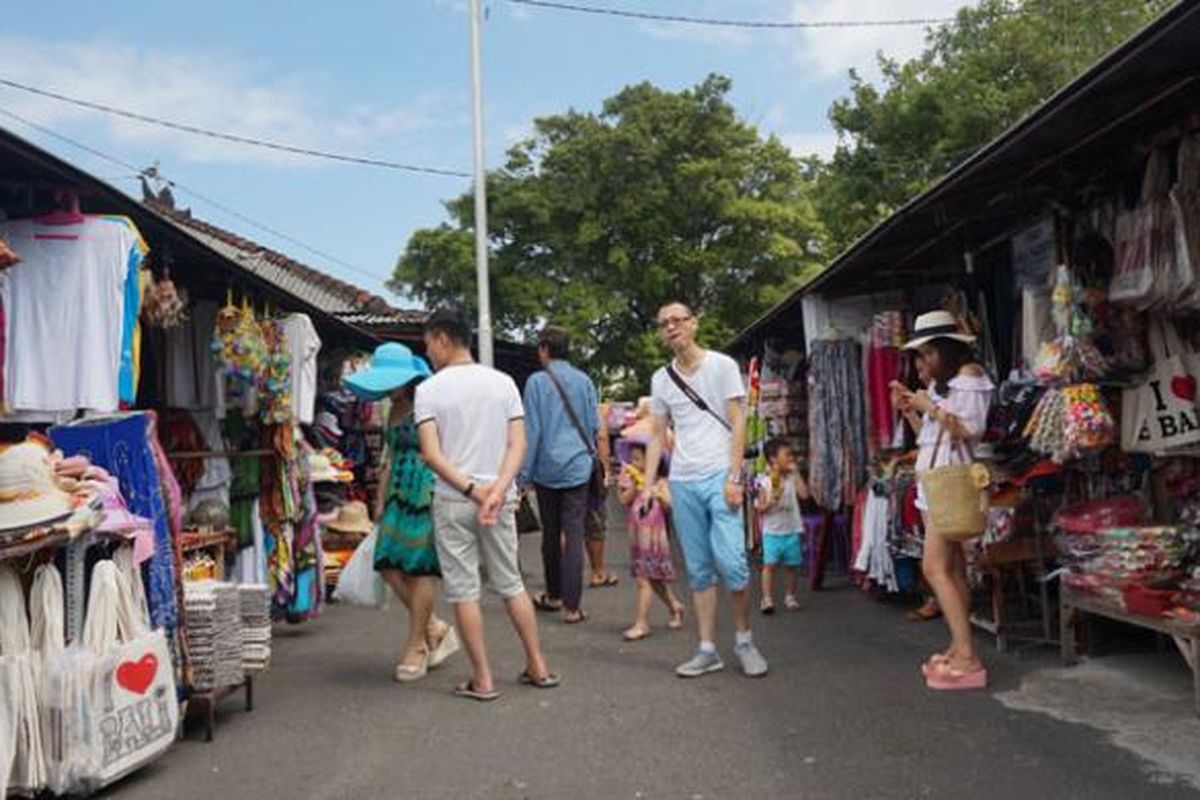 Wisatawan Tiongkok di Tanah Lot, Kabupaten Tabanan, Bali, Jumat (26/6/2015).