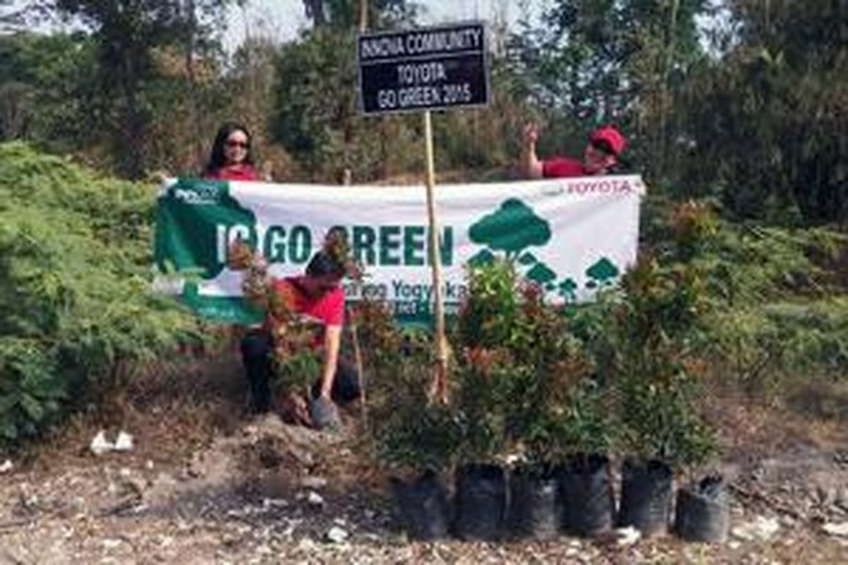Kampanye Innova Community (IC) Go Green 2015 di Yogyakarta pada akhir Oktober lalu, menghijaukan area bekas erupsi Merapi.