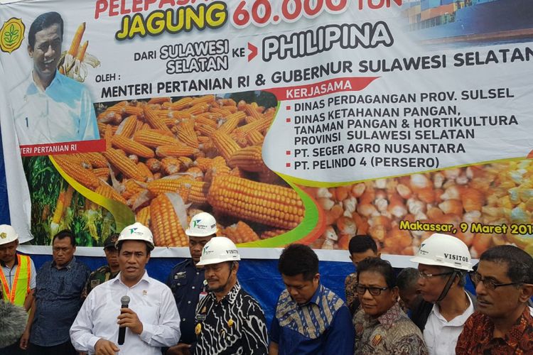 Menteri Pertanian Andi Amran Sulaiman melepas ekspor jagung 60.000 ton ke Filipina dari Pelabuhan Makassar, Sulawesi Selatan, Jumat (9/3/2018)