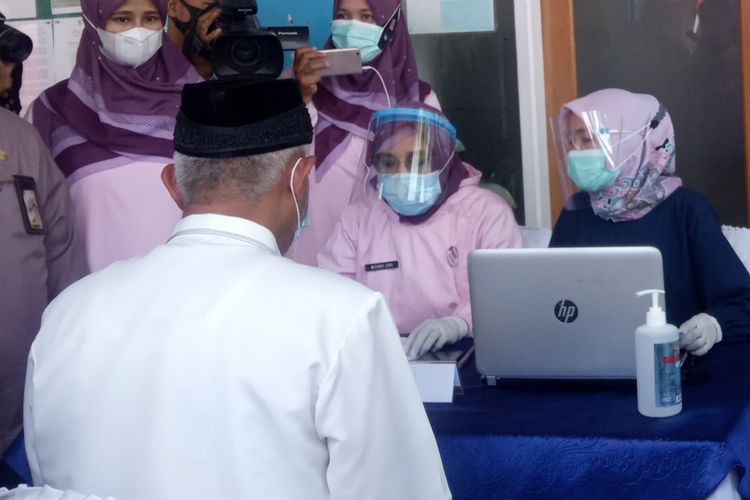 Wali Kota Padang Mahyeldi saat melakukan pengujian tekanan darah sebelum divaksin Covid-19, Jumat (15/01/2021) di Puskesmas Padang Pasir, Kota Padang. 