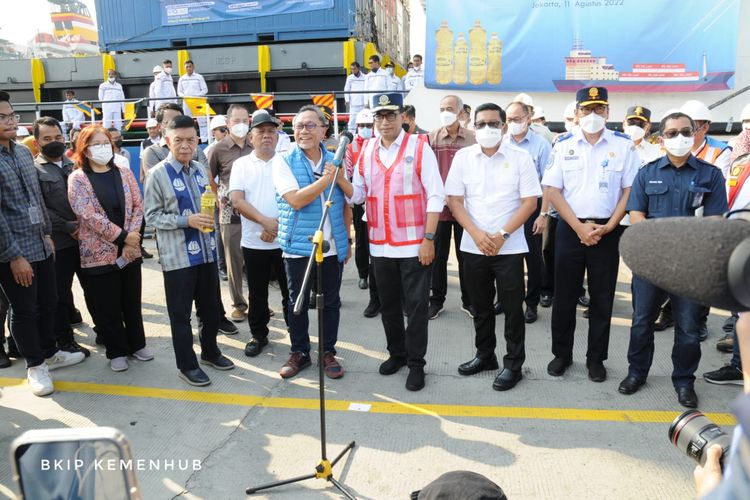 Menteri Perhubungan Budi Karya Sumadi dan Menteri Perdagangan Zulkifli Hasan dalam peluncuran distribusi program Mobilisasi Minyak Goreng Kemasan Rakyat Minyakita di Pelabuhan Tanjung Priok, Jakarta, Kamis (11/8/2022) 