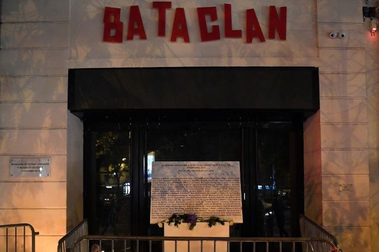 Plakat peringatan di luar gedung konser Bataclan sebagai penghormatan kepada para korban serangan di Bataclan di mana 130 orang tewas pada 13 November 2015.