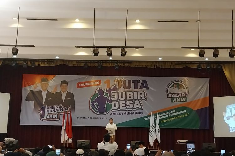 Calon wakil presiden (cawapres) nomor urut 1 Muhaimin Iskandar atau Cak Imin saat memberikan sambutan dihadapan relawan, Cibubur, Jakarta Timur, Kamis (7/12/2023)