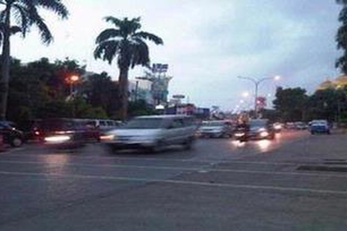 Suasana Jalan Margonda Depok, Minggu (30/10/2011) pukul 14.40, ketika hujan belum mengguyur. Pengguna kendaraan menyalakan lampu karena mendung pekat menggelayut.