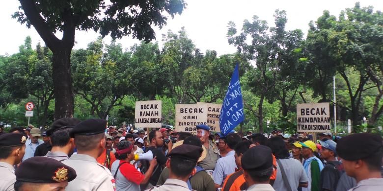 Ratusan tukang becak berdemo di depan Balai Kota dan mengantarkan surat galau kepada Gubernur DKI Jakarta Basuki Tjahaja Purnama, Kamis (28/1/2016).