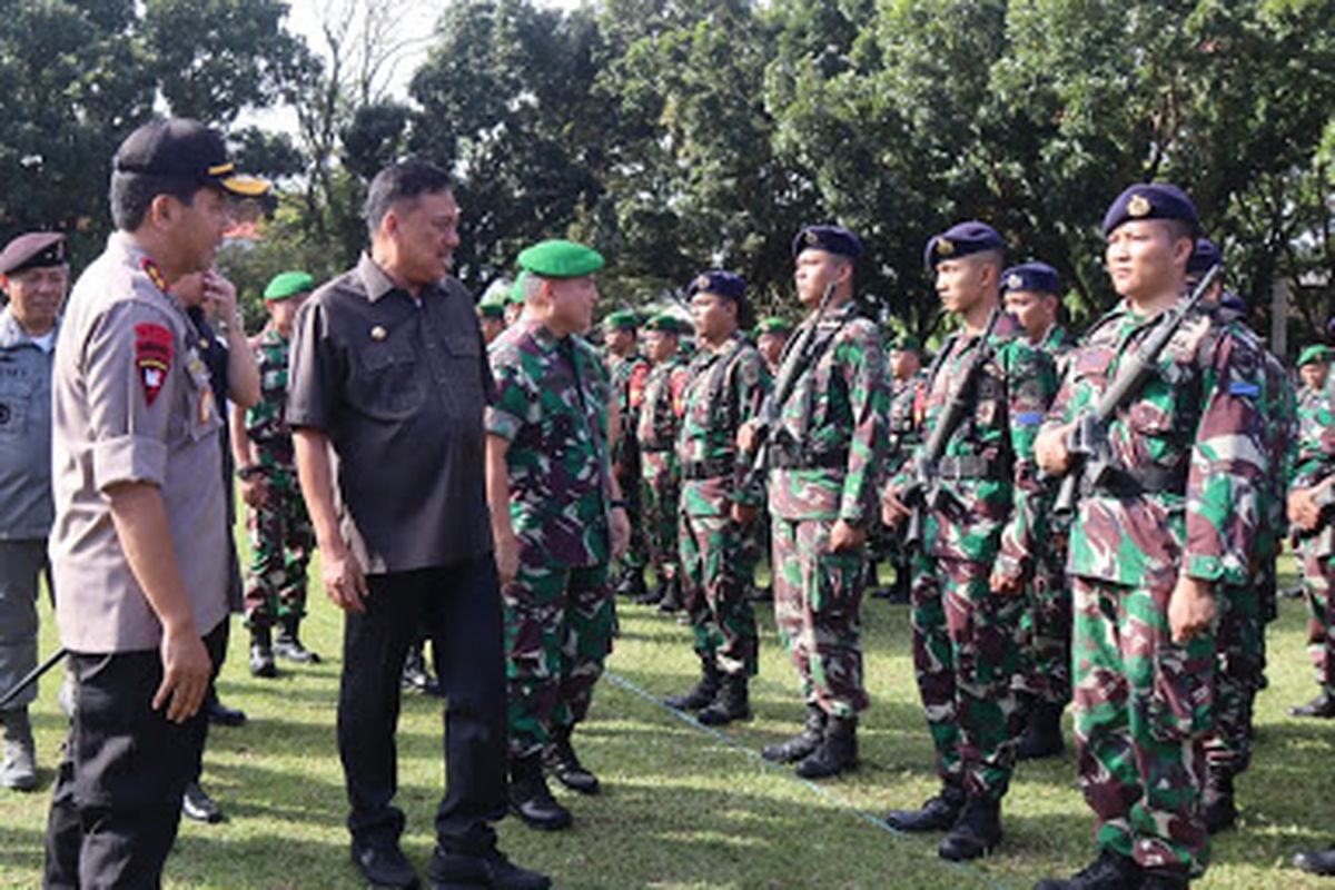 Gubernur Olly Dondokambey menghadiri Apel Gelar Pasukan dalam rangka Pengamanan Tahap Kampanye Terbuka dan Pemungutan Suara Pemilu 2019 di Lapangan Robert Wolter Monginsidi, Manado, Jumat (22/3/2019) pagi.
