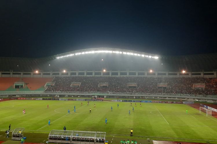 Suasana laga FIFA Matchday Indonesia vs Curacao di Stadion Pakansari, Cibinong, Kabupaten Bogor, Selasa (27/9/2022).