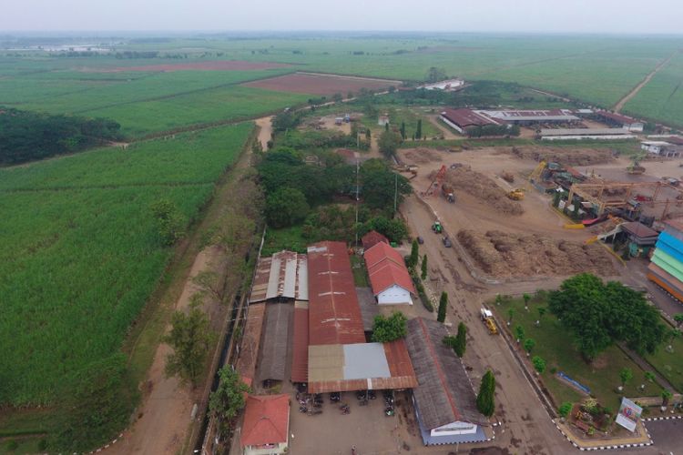 Tampak atas, areal Pabrik Gula Jatitujuh dan kawasan perkebunan tebu yang membentang dari perbatasan Majalengka hingga Indramayu. 