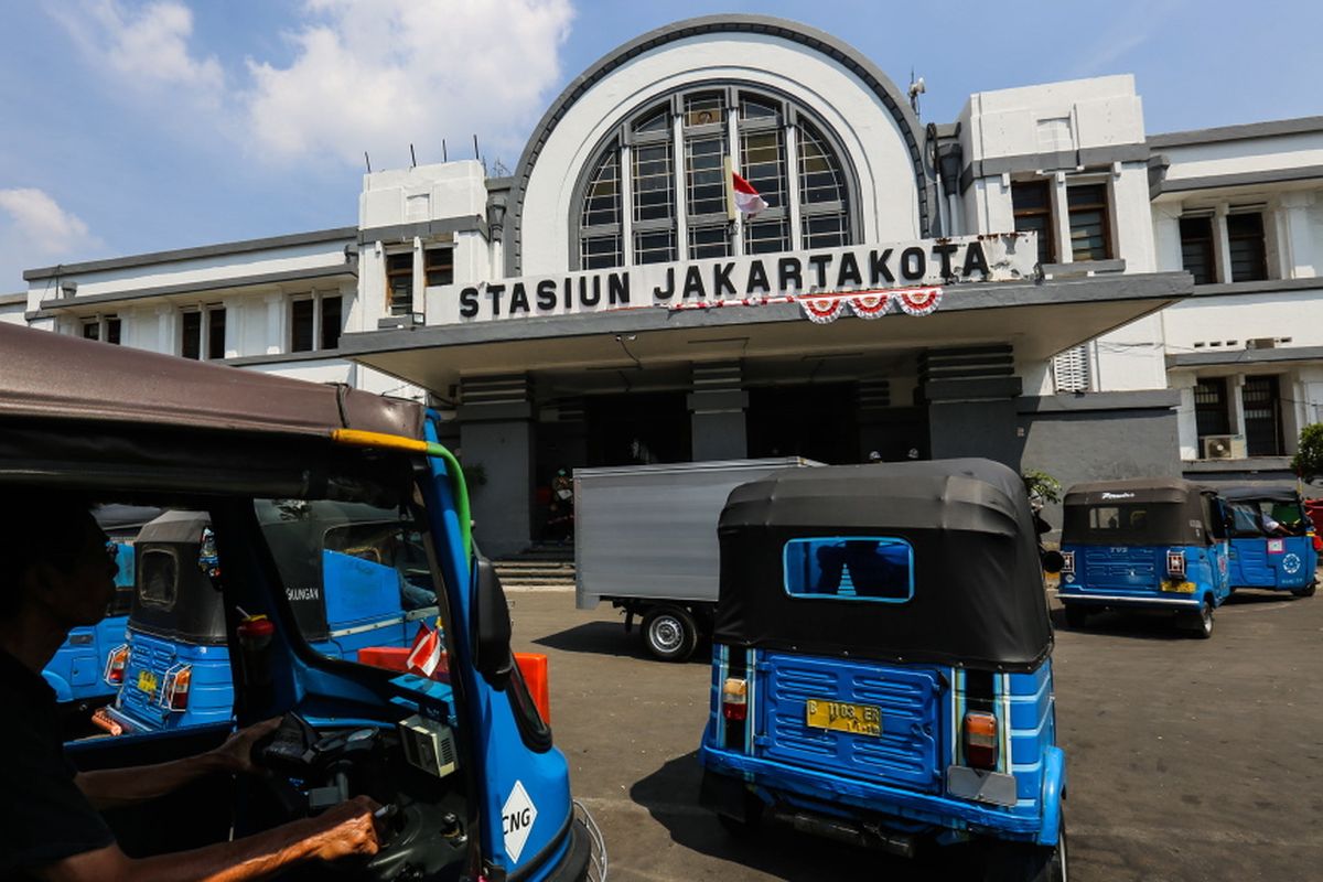 Suasana luar stasiun Jakarta Kota di Jakarta Barat, Kamis (7/9/2017). Jumlah penumpang yang naik dan turun di Stasiun Jakarta Kota mencapai 90.000 orang pada hari libur.