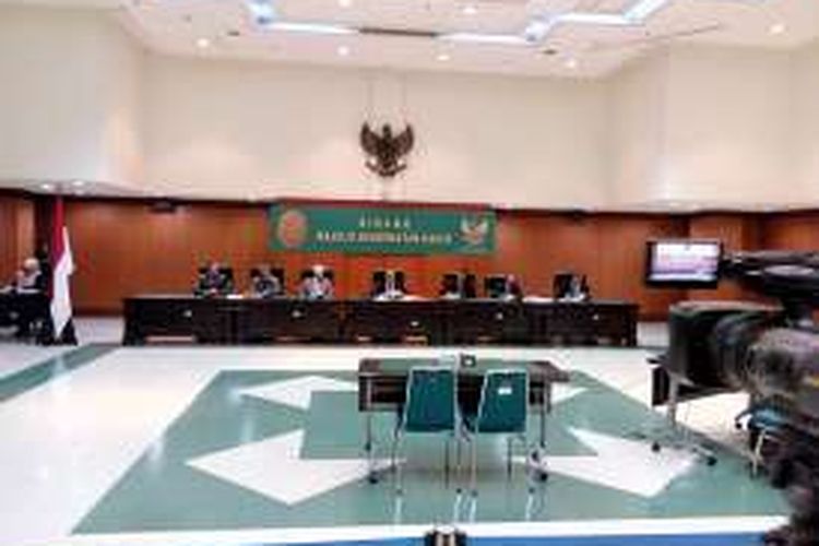 Majelis Kehormatan Hakim (MKH) menunda sidang etik hakim dengan terlapor Hakim Pengadilan Tinggi Provinsi Jambi, Pangeran Napitupulu digelar di Mahkamah Agung, Jakarta, Selasa (13/12/2016). Namun, sidang ditunda lantaran terlapor sedang sakit.