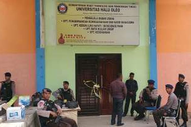 Sejumlah petugas kepolisian menjaga gedung tempat ledakan bom jenis granat nenas di kampus Universitas Haluoleo Kendari
