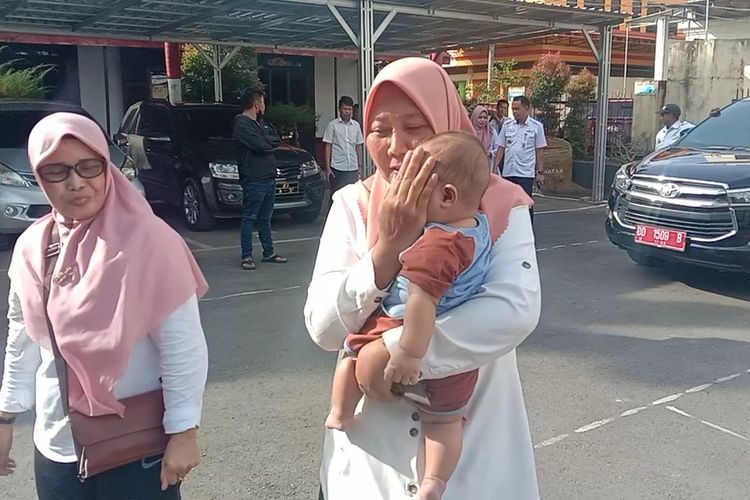 Balita berusia 7 bulan dalam perlindungan aparat kepolisian Polres Gowa, Sulawesi Selatan usai dicekoki kopi saset oleh orangtuanya dan viral di media sosial. Rabu, (23/1/2023)