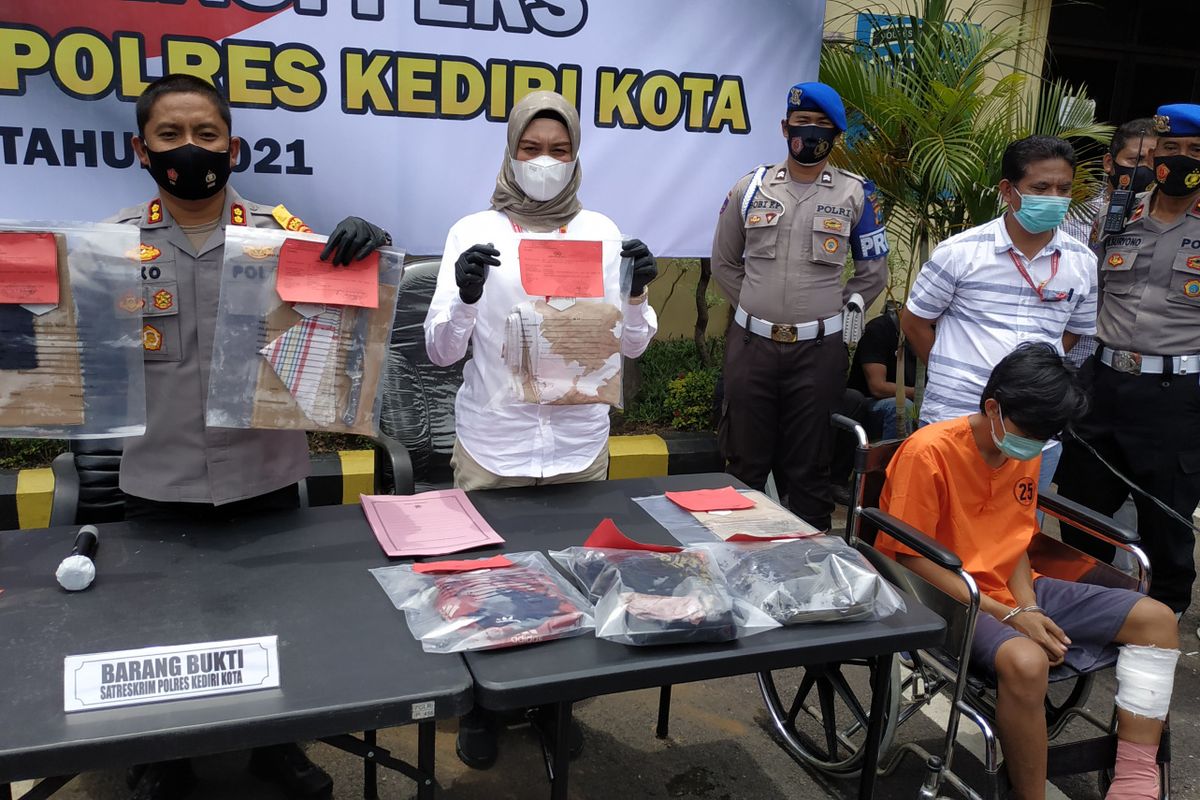 Jajaran Polres Kediri Kota, Jumat (5/3/2021), memamerkan pelaku dan barang bukti pengungkapan kasus pembunuhan terhadap M, gadis di bawah umur.