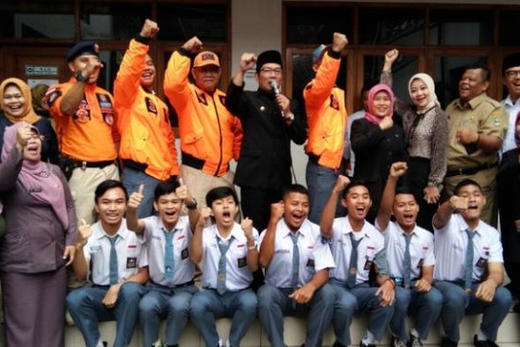 Wali Kota Bandung Ridwan Kamil saat berfoto bersama para siswa dan guru SMAN 6 Bandung di Jalan Pasirkaliki, Selasa (28/2/2017) pagi. KOMPAS.com/DENDI RAMDHANI