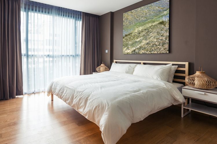 Ilustrasi kamar tidur dengan warna cat dinding coklat, gorden di kamar tidur. 