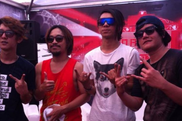 pandangan pertama lirik jrock