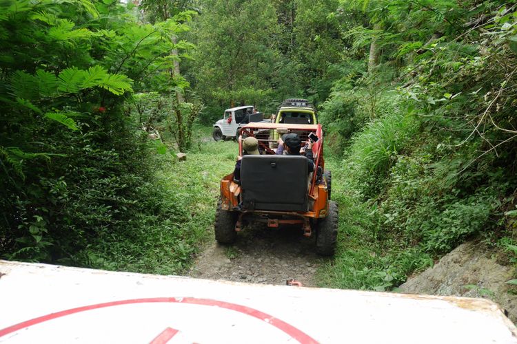 Menelusuri Desa Wisata Nglinggo menggunakan jeep di Jalur Bedah Menoreh, Kabupaten Kulon Progo, Yogyakarta, Sabtu (4/11/2017).