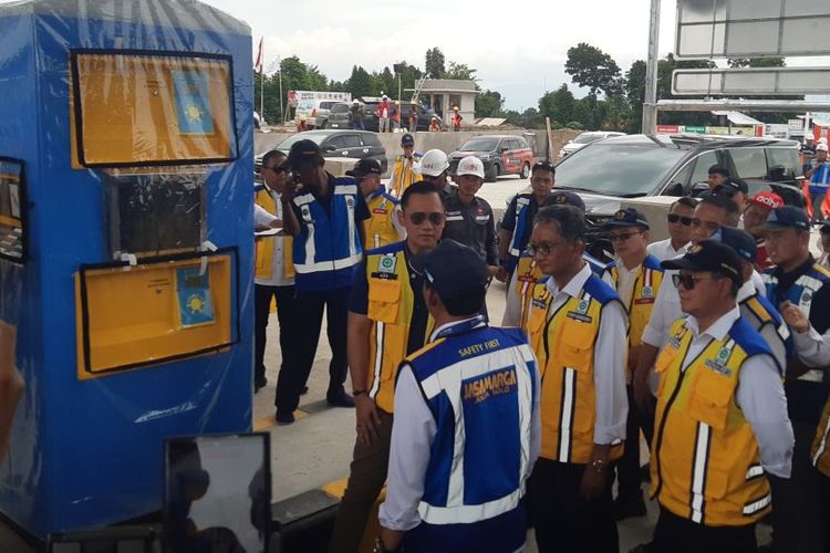 Menteri Koordinator Bidang Infrastruktur dan Pembangunan Kewilayahan, Agus Harimurti Yudhoyono (AHY) bersama Menteri Pekerjaan Umum (PU) Dody Hanggodo meninjau Jalan Tol Solo–Yogyakarta–NYIA Kulonprogo Seksi 1.2 Segmen Klaten–Prambanan di Klaten, Jawa Tengah, pada Selasa (17/12/2024).