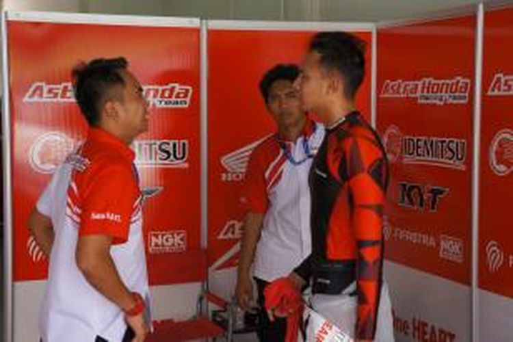 Manager Motor Sport dari AHM Anggono Iriawan dan pebalap supersport Dimas Ekky usai race di Asia Road Racing Championship 2015