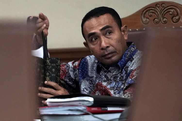 Terdakwa kasus terkait penanganan kasus sengketa pilkada Buton 2011 yang melibatkan mantan Ketua MK Akil Mochtar, Samsu Umar, menjalani sidang lanjutan di Pengadilan Tipikor, Jakarta, Rabu (9/8). Dalam persidangan terdakwa selaku Bupati nonaktif Buton tersebut kuasa hukum terdakwa menghadirkan tiga orang saksi ahli. ANTARA FOTO/Sigid Kurniawan/kye/17.