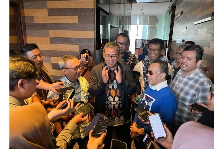 Ketua DJSN Nunung Nuryartono (tengah) mengaku siap menampung semua aspirasi dari berbagai pihak terkait KRIS. 